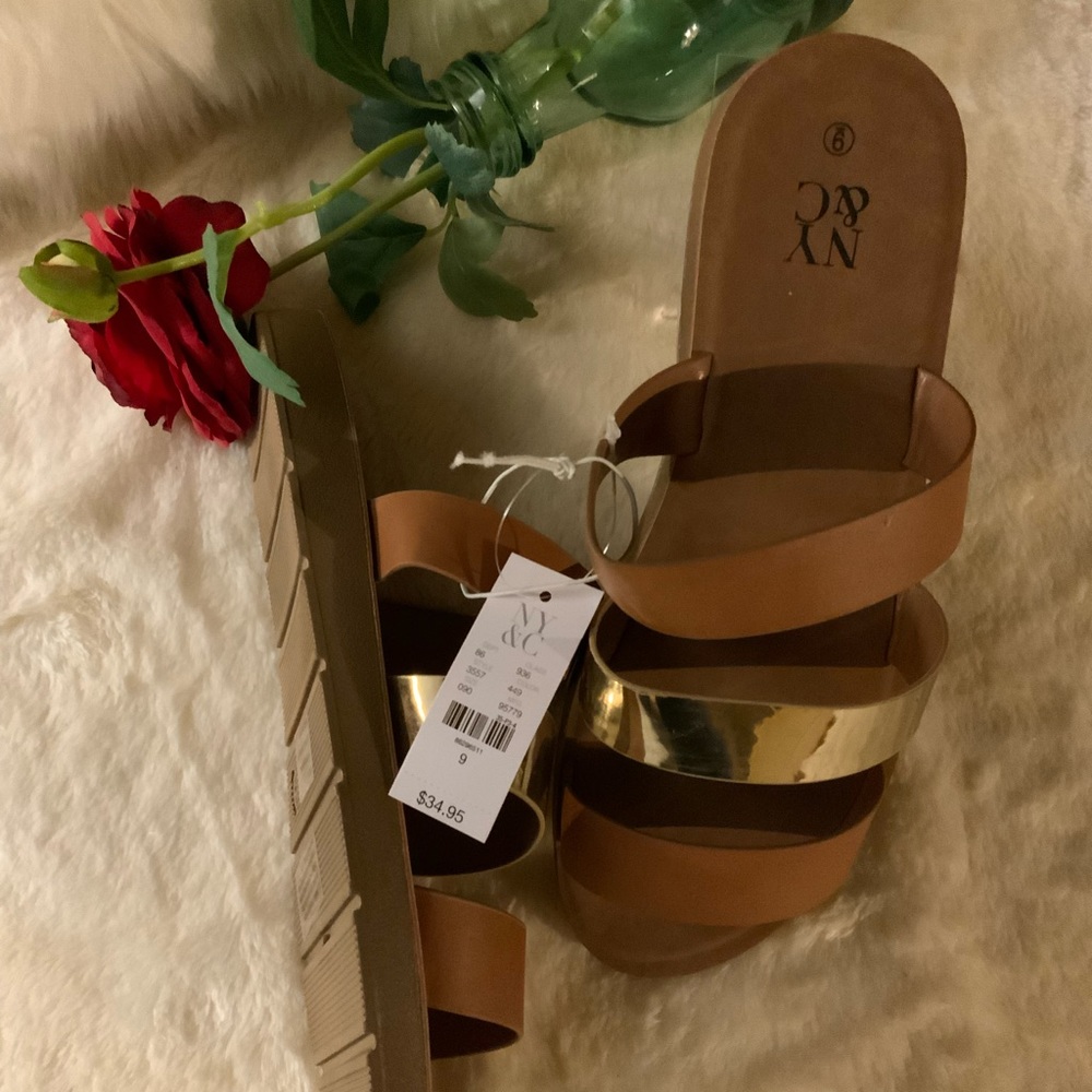 NWT New York & Co - Camel/gold 3 strap sandal. Sz 9
